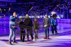 DEL; ERC Ingolstadt - Dresdner Eislöwen; Ehrung Thomas Greilinger (39 ERC) mit seinen Söhnen, ERC-Geschäftsführer Claus Liedy