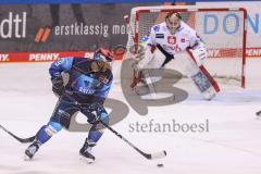 DEL - ERC Ingolstadt - Bremerhaven - Frederik Storm (9 ERC) Torchance, Torwart Tomas Pöpperle (Nr.42 - Fischtown Pinguins Bremerhaven)