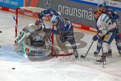 Penny DEL - Eishockey - Saison 2021/22 - ERC Ingolstadt - Eisbären Berlin -  Torwart Tobias Ancicka (Nr.45 - Eisbären Berlin) - Wojciech Stachowiak (#19 ERCI) mit einer Flugeinlage - - Foto: Jürgen Meyer