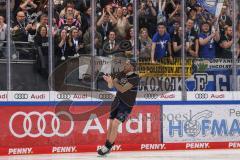 DEL; Playoffs; ERC Ingolstadt - DEG Düsseldorf; Sieg Jubel Freude Halbfinale erreicht, Fan Fankurve Banner Fahnen Spruchband Spieler bedanken sich bei den Fans, Stefan Matteau (17 ERC)