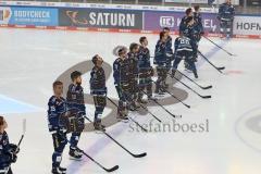 Im Bild: Die Mannschaft vor dem Spiel - Samuel Soramies (#28 ERCI) Louis Brune (#50 ERCI) Wayne Simpson (#21 ERCI) Justin Feser (#71 ERCI) Mathew Bodie (#22 ERCI) Fabio Wagner (#5 ERCI) Colton Jobke (#7 ERCI)Daniel Pietta (#86 ERCI) Enrico Henriquez-Moral