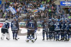 Penny DEL - Eishockey - Saison 2021/22 - ERC Ingolstadt - Krefeld Pinguine - Die Mannschaft nach dem Spiel - bedanken sich bei den Fans -  Foto: Jürgen Meyer