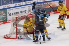 DEL; Playoffs; ERC Ingolstadt - DEG Düsseldorf; Tor Jubel Treffer Daniel Pietta (86 - ERC) Ausgleich in der letzten Sekunde des Spiels, 6:6, Torwart Henrik Haukeland (Nr.40 - DEG)