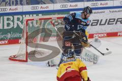 DEL; Playoffs; ERC Ingolstadt - DEG Düsseldorf; Tye McGinn knapp Torchance, Torwart Henrik Hakueland