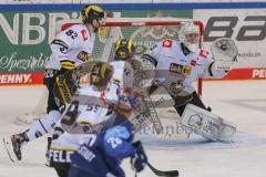 DEL - Eishockey - Saison 2020/21 - ERC Ingolstadt - Krefeld Pinguine - Nikita Quapp Torwart (#3 Krefeld) hält den Puck sicher - save - Foto: Jürgen Meyer