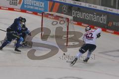 DEL - Eishockey - Saison 2020/21 - ERC Ingolstadt - EHC Red Bull München - Patrick Hager (#52 München) mit einer Torchance - Michael Garteig Torwart (#34 ERCI) - Fabio Wagner (#5 ERCI) - Foto: Jürgen Meyer