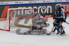 Penny DEL - Eishockey - Saison 2021/22 - ERC Ingolstadt - Schwenninger Wild Wings -  Chris Bourque (#77 ERCI) - Joacim Eriksson Torwart (#60 Schwenningen) - Foto: Jürgen Meyer
