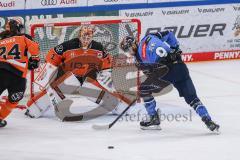 DEL; ERC Ingolstadt - Grizzlys Wolfburg; Torchance Andrew Rowe (Nr.9 - ERC) Torwart Dustin Strahlmeier (Nr.1 - Grizzlys)