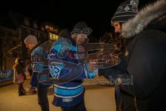 ERC Ingolstadt - Saison 2022/23 - Spieler an der Eisarena - Maury Edwards beim Autogramme schreiben  - Foto: Markus Banai