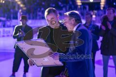 DEL; ERC Ingolstadt - Dresdner Eislöwen; Ehrung Thomas Greilinger (39 ERC). Die Trikotnummer 39 wird für immer unter das Dach der Saturn Arena gehängt und nicht mehr vergeben. Übergabe Erinnerungsbild von ERC Geschäftsführer Claus Liedy