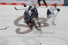 Penny DEL - Eishockey - Saison 2021/22 - ERC Ingolstadt - Red Bull München - ein Check von Andrew MacWilliam (#2 München) gegenFrederik Storm (#9 ERCI) -  Foto: Jürgen Meyer