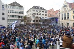 ERC Ingolstadt - Vizemeisterschaftsfeier am Rathausplatz - Saison 2022/2023 - Fans am Rathausplatz - Banner - Choreo - Die Mannschaft auf der Bühne - Foto: Meyer Jürgen