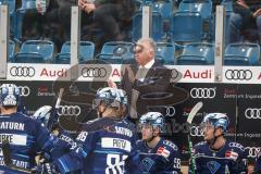 Penny DEL - Pre-Playoff - Spiel 2 - Eishockey - Saison 2021/22 - ERC Ingolstadt - Kölner Haie - Doug Shedden (Cheftrainer ERCI) applaudiert den Schiedsrichtern wegen der Entscheidung weil Mirko Höfflin (#10 ERCI) nach Chris Bourque (#77 ERCI) auf die Stra