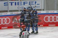 Penny DEL - Eishockey - Saison 2021/22 - ERC Ingolstadt - Red Bull München - Der 1:3 Anschlusstreffer durch Justin Feser (#71 ERCI) - jubel  -  Emil Quaas (#20 ERCI) - Leon Hüttl (#25 ERCI) - Foto: Jürgen Meyer