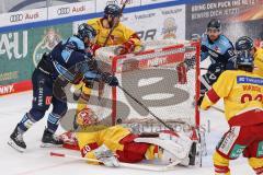 DEL; Playoffs; ERC Ingolstadt - DEG Düsseldorf; Mirko Höfflin (10 - ERC) stochert den Puck vom Tornetz runter ins Tor zum 4:6 Anschlusstreffer, Tor Jubel Treffer gegen Torwart Henrik Haukeland (Nr.40 - DEG) Bernhard Ebner (Nr.67 - DEG) Wayne Simpson (21 -