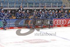 Penny DEL - Eishockey - Saison 2021/22 - ERC Ingolstadt - Grizzlys Wolfsburg - Der 1:0 Führungstreffer durch Daniel Pietta (#86 ERCI) - jubel -Abklatschen an der Bande -  Foto: Jürgen Meyer