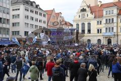 ERC Ingolstadt - Vizemeisterschaftsfeier am Rathausplatz - Saison 2022/2023 - Fans am Rathausplatz - Banner - Choreo - Die Mannschaft auf der Bühne - Foto: Meyer Jürgen