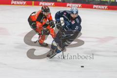 Penny DEL - Eishockey - Saison 2021/22 - ERC Ingolstadt - Grizzlys Wolfsburg - Brandon Defazio (#24 ERCI) - Garrett Festerling (#4 Wolfsburg) -  Foto: Jürgen Meyer