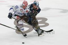 Penny DEL - Eishockey - Saison 2021/22 - ERC Ingolstadt - Schwenninger Wild Wings - Wayne Simpson (#21 ERCI) - Maximilian Adam (#10 Schwenningen) -  Foto: Jürgen Meyer