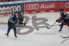 Penny DEL - Eishockey - Saison 2021/22 - ERC Ingolstadt - Grizzlys Wolfsburg - Karri Rämö Torwart (#31 ERCI) - Emil Quaas (#20 ERCI) - Darren Archibald (#25 Wolfsburg) -  Foto: Jürgen Meyer