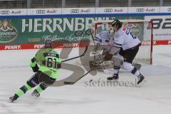 DEL - Eishockey - Saison 2020/21 - ERC Ingolstadt - Nürnberg Ice Tigers  - David Elsner (#61 ERCI) - Niklas Treutle Torwart (#31 Nürnberg) - Foto: Jürgen Meyer