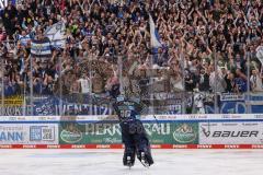 DEL; Playoffs; ERC Ingolstadt - DEG Düsseldorf; Sieg Jubel Freude Halbfinale erreicht, Fan Fankurve Banner Fahnen Spruchband Spieler bedanken sich bei den Fans, Torwart Kevin Reich (35 - ERC)