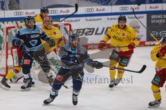 DEL; Playoffs; ERC Ingolstadt - DEG Düsseldorf; kommt der Puck geflogen Stefan Matteau (ERC 17)