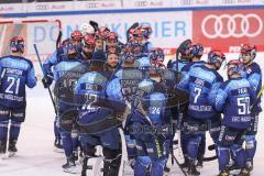 DEL - ERC Ingolstadt - Kölner Haie - Sieg nach Penalty 3:2 für ERCI, Team gratuliert sich und Torwart Nicolas Daws (35 ERC)