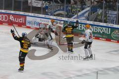 Penny DEL - Eishockey - Saison 2021/22 - ERC Ingolstadt - Fishtown Pinguin Bremerhaven -  Der 1:0 Führungstreffer durch Samuel Soramies (#28 ERCI) - Torwart B. Maxwell Bremerhaven - Daniel Pietta (#86 ERCI) - jubel - Foto: Jürgen Meyer