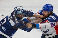 Penny DEL - Eishockey - Saison 2021/22 - ERC Ingolstadt - Adler Mannheim - Zweikampf - Boxkampf zwischen Colton Jobke (#7 ERCI) und Andrew Desjardins (#84 Mannheim) -  Foto: Meyer Jürgen