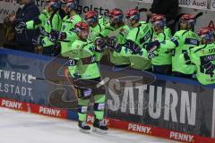 DEL - Eishockey - Saison 2020/21 - ERC Ingolstadt - Nürnberg Ice Tigers  - Der 1:0 Treffer durch Wayne Simpson (#21 ERCI) - #jubel - Abklatschen an der Bande - Foto: Jürgen Meyer