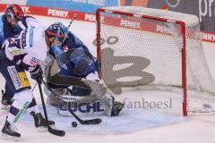 DEL - ERC Ingolstadt - Eisbären Berlin - Playoffs HF - Tor für Berlin 1:1 Tor Jubel, Matt White (Nr.97 - Eisbären Berlin) Torwart Michael Garteig (34 ERC)