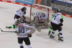 DEL - Eishockey - Saison 2020/21 - ERC Ingolstadt - Nürnberg Ice Tigers  - Daniel Pietta (#86 ERCI) -  schiesst auf das Tor - Niklas Treutle Torwart (#31 Nürnberg) - Brandon Defazio (#24 ERCI) - Foto: Jürgen Meyer