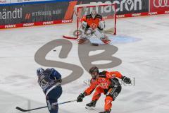 Penny DEL - Eishockey - Saison 2021/22 - ERC Ingolstadt - Grizzlys Wolfsburg - Jerome Flaake (#90 ERCI) - Dustin Strahlmeier Torwart (#1 Wolfsburg) - Ryan Button (#55 Wolfsburg) -  Foto: Jürgen Meyer