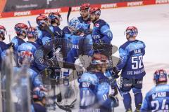 DEL - ERC Ingolstadt - Bremerhaven - Sieg nach Penalty 3:2, das team gratuliert Torwart Michael Garteig (34 ERC)