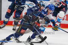 Penny DEL - Eishockey - Saison 2021/22 - ERC Ingolstadt - Adler Mannheim -  Wojciech Stachowiak (#19 ERCI) - David Wolf (#89 Mannheim) - Foto: Meyer Jürgen