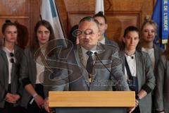 ERC Ingolstadt - Vizemeisterschaftsfeier am Rathausplatz - Saison 2022/2023 - OB Dr. Christian Scharpf - bei der Ehrung der Pokalsieger der Frauenmannschaft - Foto: Meyer Jürgen