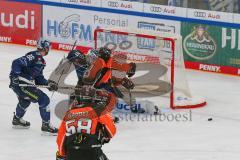 Penny DEL - Eishockey - Saison 2021/22 - ERC Ingolstadt - Grizzlys Wolfsburg -  Karri Rämö Torwart (#31 ERCI) - Anthony Rech (#18 Wolfsburg) - Daniel Pietta (#86 ERCI) - Foto: Jürgen Meyer