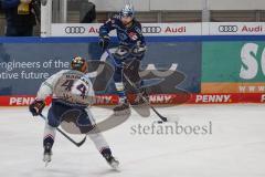 DEL - Eishockey - ERC Ingolstadt - Eisbären Berlin - Mirko Höfflin (10 - ERC) Marco Baßler (44 - Berlin)