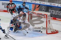 DEL - ERC Ingolstadt - Schwenninger Wild Wings - Wojciech Stachowiak (19 - ERC) vor Torwart Joacim Eriksson (SW) knapp vorbei