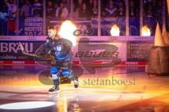 DEL; ERC Ingolstadt - Dresdner Eislöwen; vor dem Spiel Einmarsch durch den Pantherkopf,  Feuer, Abbandonato Peter (98 ERC)