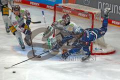 Penny DEL - Eishockey - Saison 2021/22 - ERC Ingolstadt - Eisbären Berlin -  Torwart Tobias Ancicka (Nr.45 - Eisbären Berlin) - Wojciech Stachowiak (#19 ERCI) mit einer Flugeinlage - - Foto: Jürgen Meyer