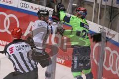 DEL - Eishockey - Saison 2020/21 - ERC Ingolstadt - Nürnberg Ice Tigers  - Samuel Soramies (#28 ERCI) und Dane Fox (#74 Nürnberg) Boxkampf - Foto: Jürgen Meyer