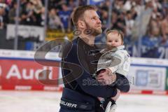 DEL; Playoffs; ERC Ingolstadt - DEG Düsseldorf; Sieg Jubel Freude Halbfinale erreicht, Fan Fankurve Banner Fahnen Spruchband Spieler bedanken sich bei den Fans, Daniel Pietta (86 - ERC)