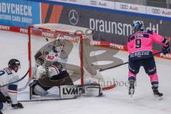 DEL - ERC Ingolstadt - Nürnberg Ice Tigers; Tor Jubel Treffer 5:0 Frederik Storm (9 - ERC) Torwart Niklas Treutle (Nr.31 - Nürnberg Ice Tigers)Puck im Tor