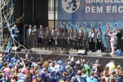 ERC Ingolstadt - Vizemeisterschaftsfeier am Rathausplatz - Saison 2022/2023 - Die Frauenmannschaft auf der Bühne - Fans - Foto: Meyer Jürgen