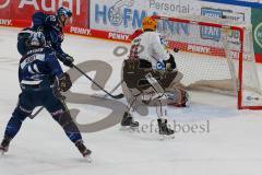 Penny DEL - Eishockey - Saison 2021/22 - ERC Ingolstadt - Fischtown Pinguins Bremerhaven - Emil Quaas (#20 ERCI) - Torwart Maximilian Franzreb (Nr.56 - Fischtown Pinguins Bremerhaven) -  Foto: Jürgen Meyer