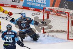 DEL; Playoffs; ERC Ingolstadt - DEG Düsseldorf; Torwart Michael Garteig (34 ERC) kommt nicht hin, Puck fliegt ins Tor, 1:2 Führung für DEG