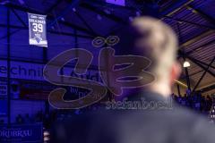 DEL; ERC Ingolstadt - Dresdner Eislöwen; Ehrung Thomas Greilinger (39 ERC) mit seinen Söhnen. Die Trikotnummer 39 wird für immer unter das Dach der Saturn Arena gehängt und nicht mehr vergeben