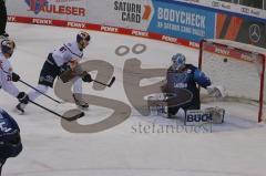 DEL - Eishockey - Saison 2020/21 - ERC Ingolstadt - EHC Red Bull München - Der 0:3 Führungstreffer durch Philip Gogulla (#87 München) - Michael Garteig Torwart (#34 ERCI) - Foto: Jürgen Meyer